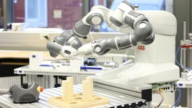 Opiskele robotiikan perusteet verkkokoulutuksessamme. Robotiikka on tekniikka, joka tulee lisääntymään teollisuudessa ja osaamiselle on kysyntää.