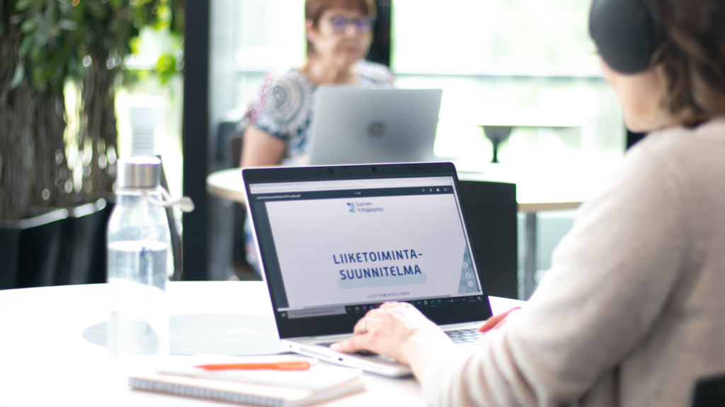 Yrittäjäkoulutus verkossa tekstiili- ja muotialalle.
