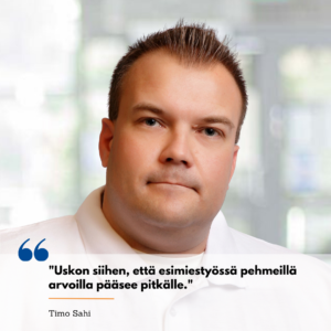 Esimieskoulutuksen käynyt Timo Sahi. Kuvassa teksti: Uskon siihen, että esimiestyössä pehmeillä arvoilla pääsee pitkälle.