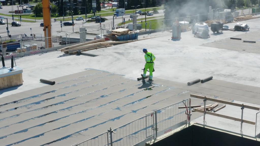 Bitumieristäjä työssään Katehuollon kohteessa katolla.