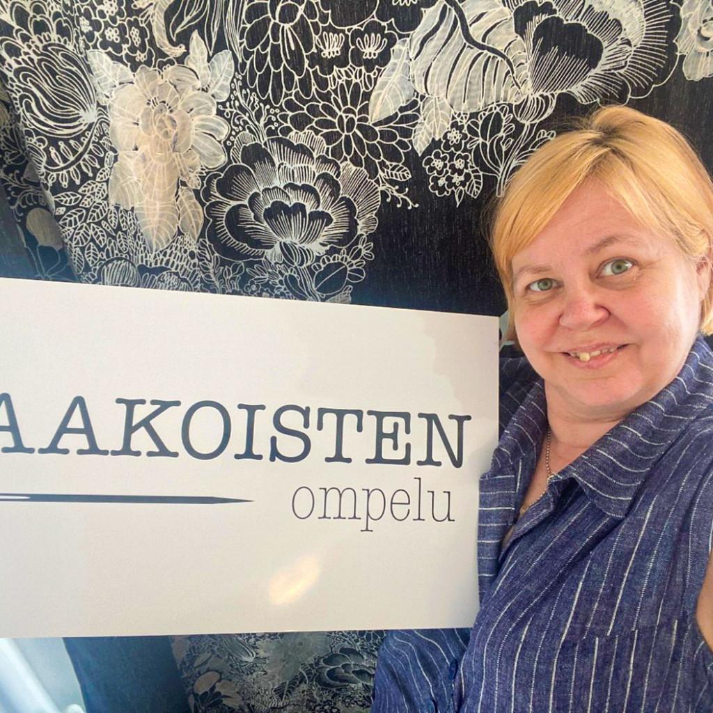 Aakoisten ompelussa tekee töitää Erja Mäntysalo.