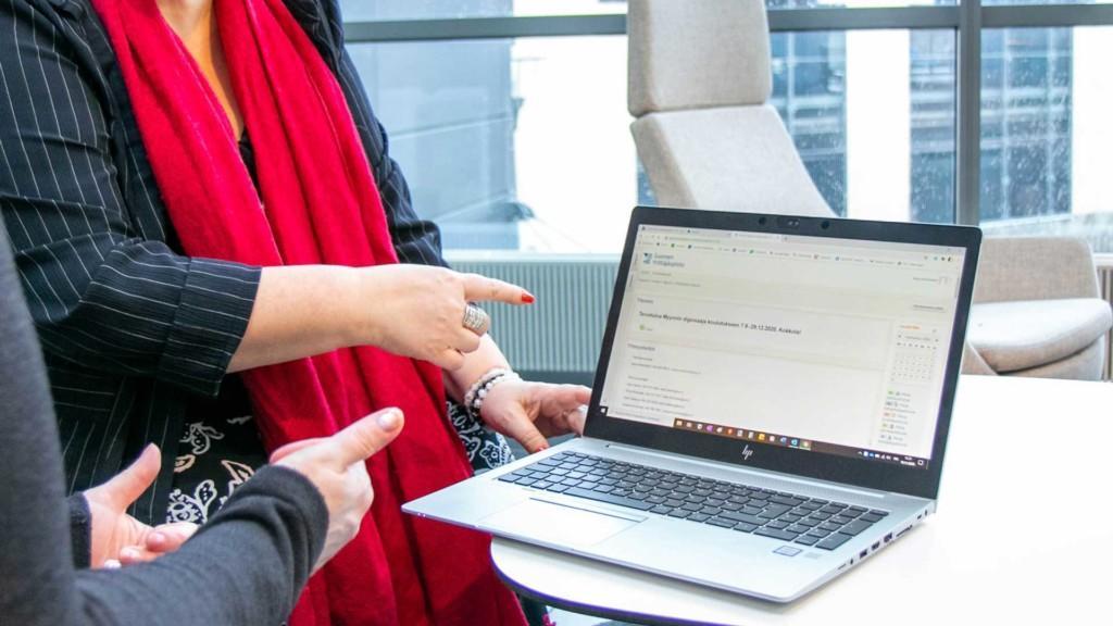 Kaksi henkilöä tuotteistamassa asiantuntijuuttaan tietokoneen äärellä.