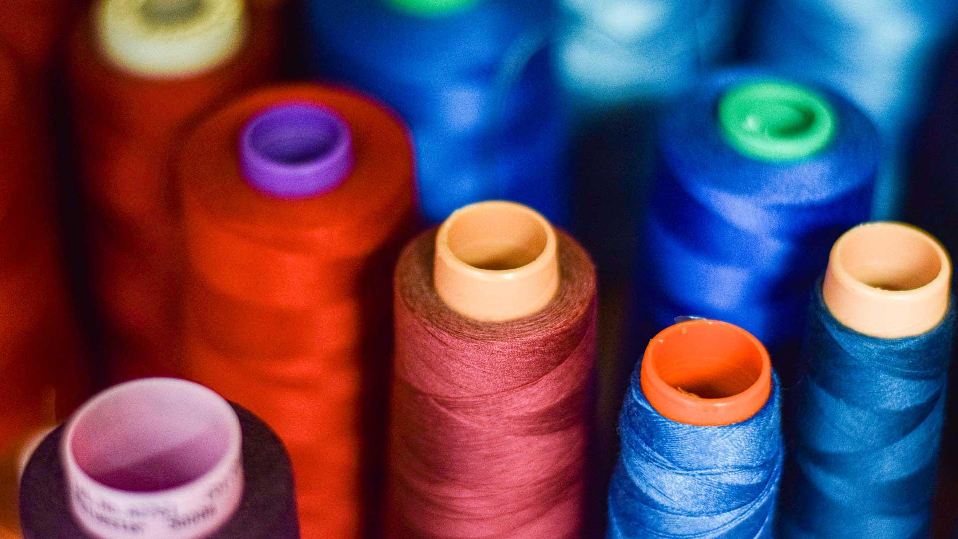 Erivärisiä ompelulankarullia.