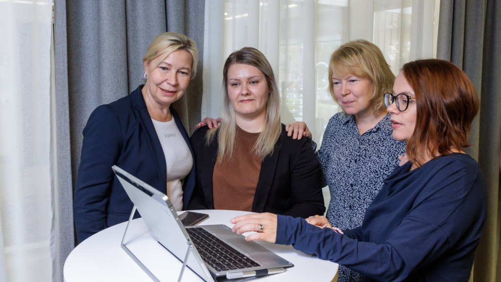 Alanvaihdon monet mahdollisuudet. Neljä naista tutkii alanvaihdon mahdollisuuksia Suomen Yrittäjäopistolla.
