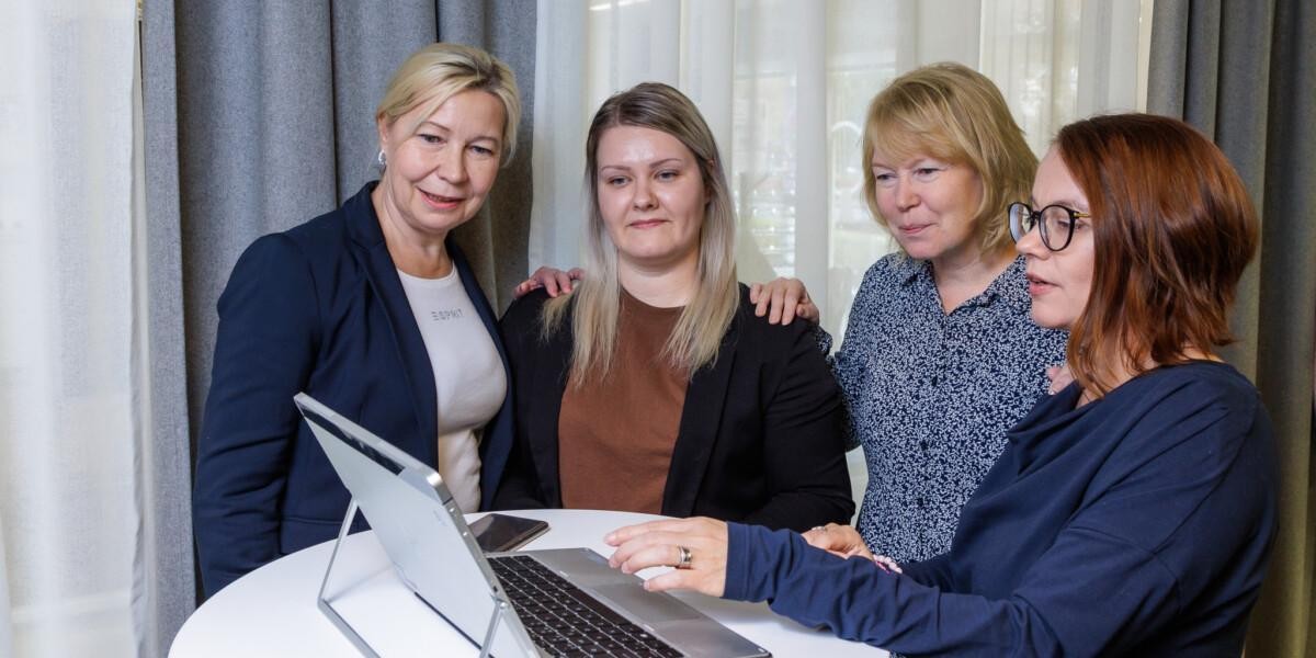 Neljä naista tutustumassa Suomen Yrittäjäopiston alanvaihtokoulutuksiin.