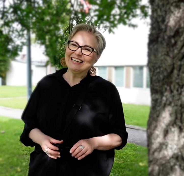 Jaana Renval kertoo Suomen Yrittäjäopiston mittatilausompelijakoulutuksesta.