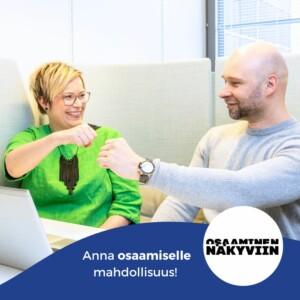 Kuvassa mies ja nainen lyö nyrkkiä yhteen onnistumisen merkiksi. Kuvassa teksti Anna osaamiselle mahdollisuus - Osaaminen näkyviin