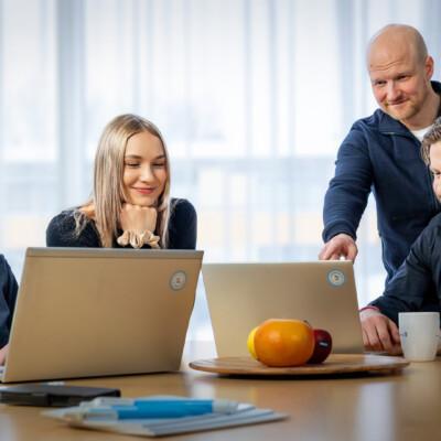 Esihenkilöt etsimässä lisää koulutusta johtamiseen ja esihenkilötaitoihin Suomen Yrittäjäopistolta.