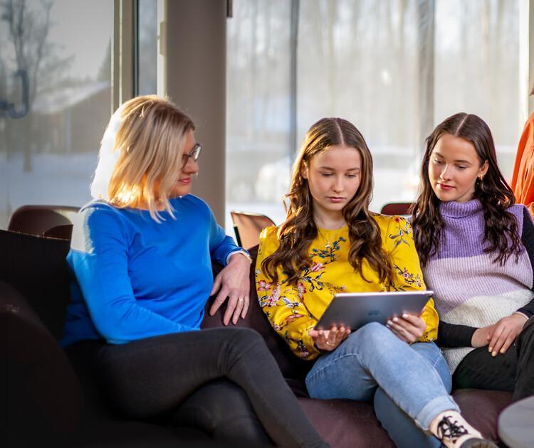 Johtamista, esihenkilötyötä ja henkilöstöhallintoa.