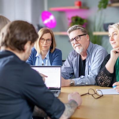 Johtamiskoulutuksessa saat lisää varmuutta omaan johtamiseen. Henkilöitä yhdessä opiskelemassa.