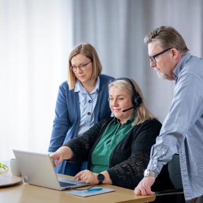 Sotejohtajan koulutuksessa kolme ihmistä hakeutumassa opintoihin.