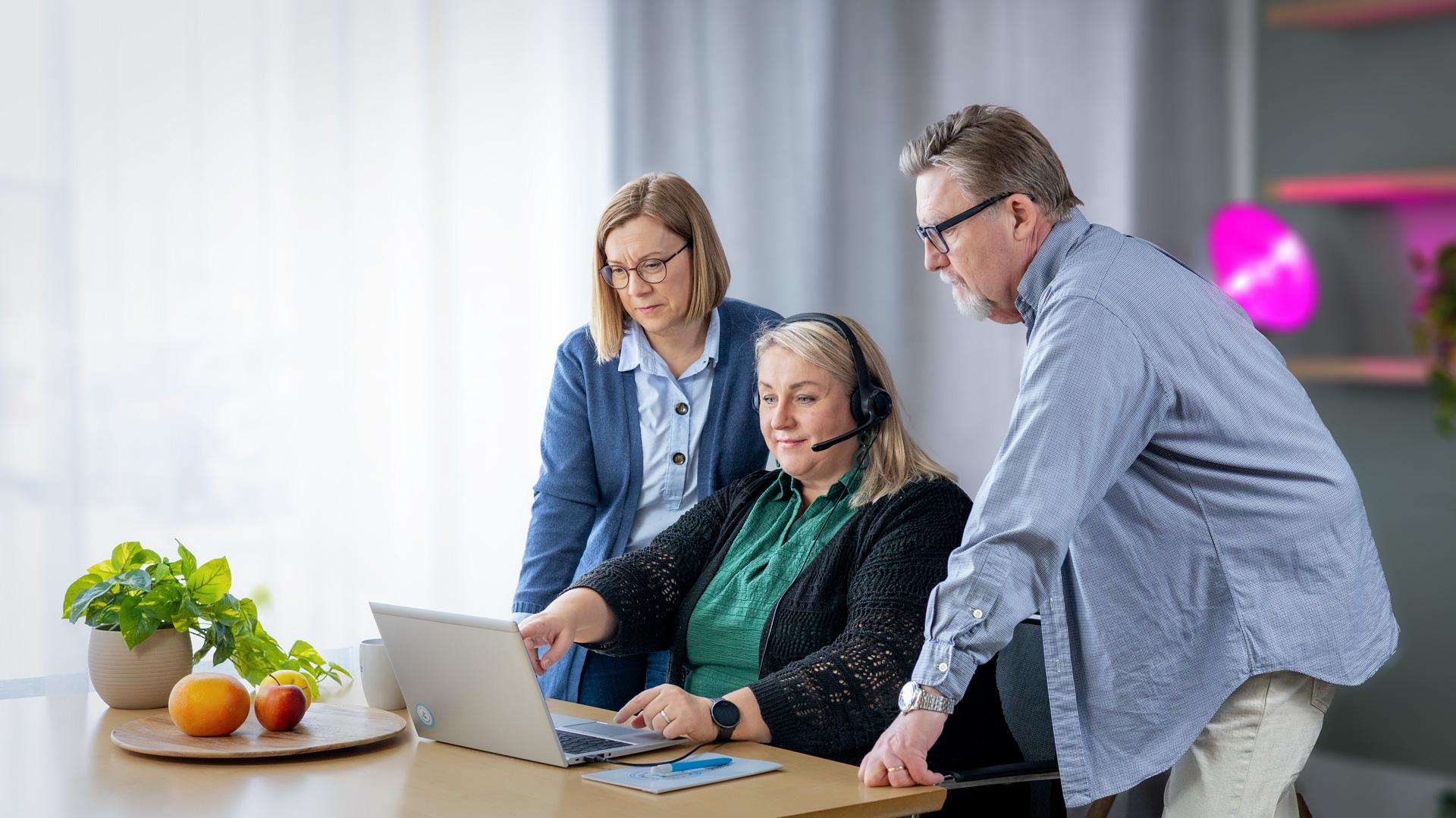 Sotejohtajan koulutuksessa kolme ihmistä hakeutumassa opintoihin.
