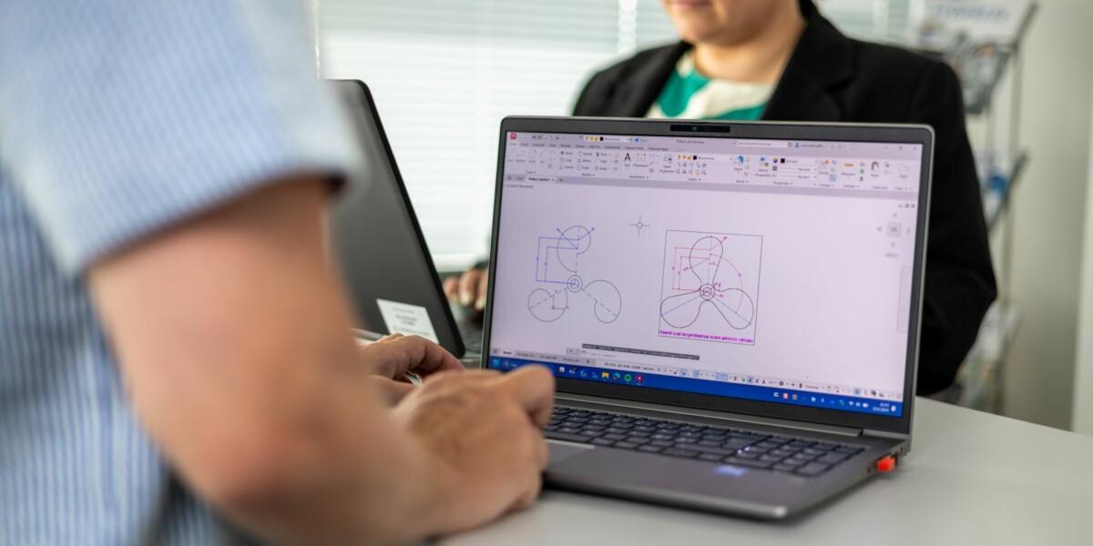 Opettaja opettaa Autocad-verkkokoulutusta oppilaalle.