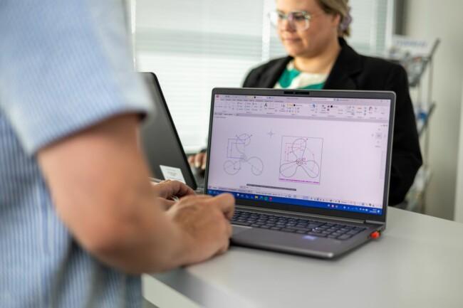 Opettaja opettaa Autocad-verkkokoulutusta oppilaalle.