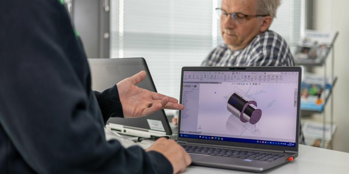 Opettaja opettaa oppilaalle Solidworks-verkkokoulutusta.