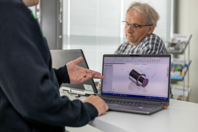 Opettaja opettaa oppilaalle Solidworks-verkkokoulutusta.