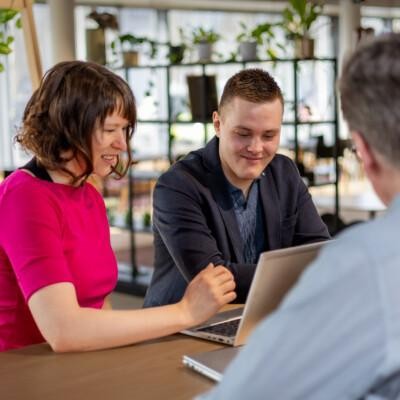 Suomen Yrittäjäopiston asiantuntijat yrittäjien liiketoiminnan tukena ja sparraajina.