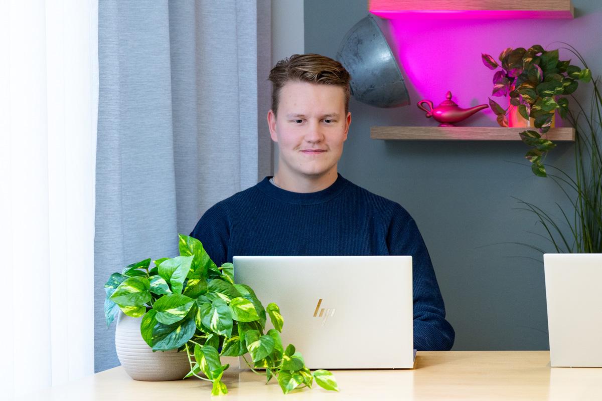 Yrittäjä opiskelee verkossa yrittäjyyskoulutuksessa.
