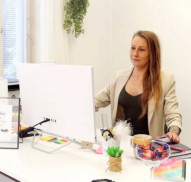 Jenni Pääsky opiskeli liiketoiminnan perustutkinnossa ja laajensi opintojen avulla yrityksen toimenkuvaa.