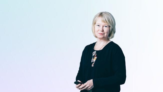 Kirsi Övermark puhuu toukokuun SYOajassa-webinaarissa taloushallinnon tulevaisuuden näkymistä ja tekoälyn mahdollisuuksista.