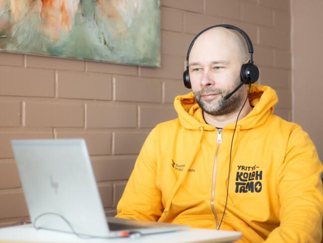 Yrityskolahtamon valmentaja vetämässä verkkovalmennus Soihtua yrittäjyydestä kiinnostuneille keskisuomalaisille työnhakijoille.