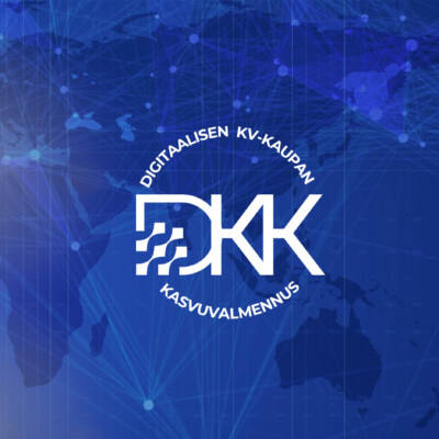 Digitaalisen kv-kaupan kasvuvalmennus -logo koboltinsinisellä taustalla maailmankartan päällä.