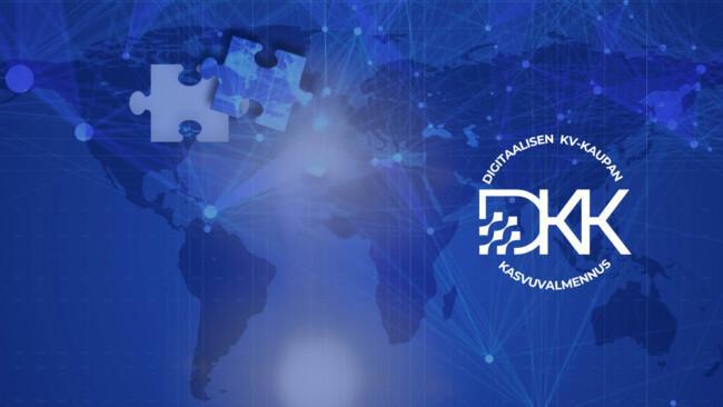 Digitaalisen kv-kaupan kasvuvalmennus -logo koboltinsinisellä taustalla maailmankartan päällä.