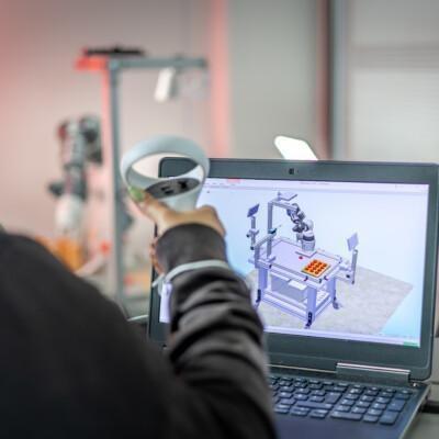 Nainen ohjaa robottia ar-laseilla.