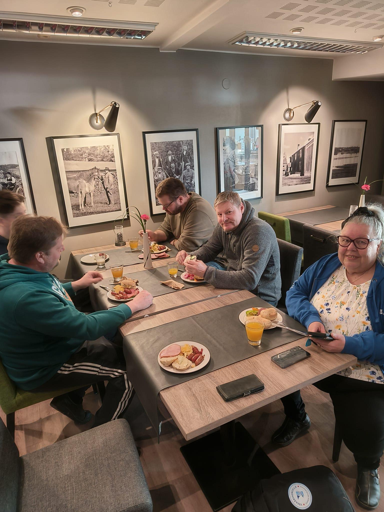 Aamupalatilaisuudessa oli väkeä ja Risikon puheenvuoro sai kiitosta.