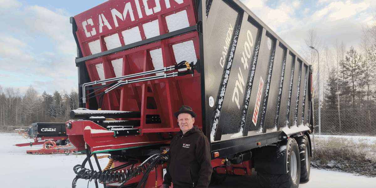 Tuomo Keskimäki Hyväkone Oy:stä Camion-merkkinen kärry takanaan.