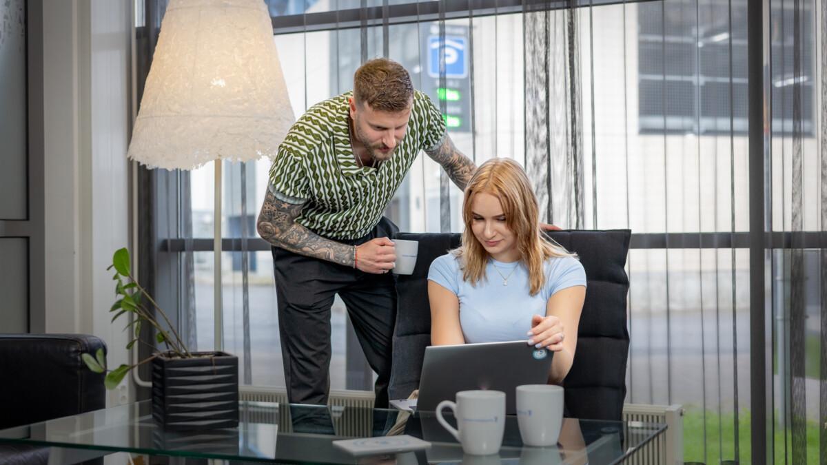 Kaksi yrittäjää miettimässä pienyrityksen digimarkkinoinnin keinoja.