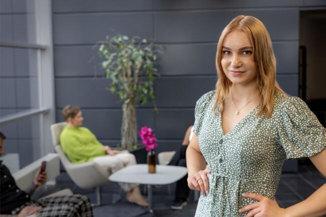Etelä-Pohjanmaan Nuorten yrittäjyysinto -hankkeen innokas osallistuja nuori nainen seisoo.