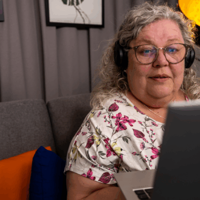 Nainen maatilan päätöksentekijänä -hankkeen webinaaria kuuntelemassa oleva nainen.