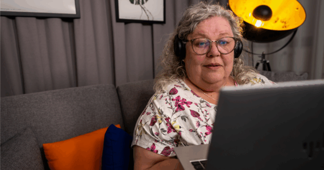 Nainen maatilan päätöksentekijänä -hankkeen webinaaria kuuntelemassa oleva nainen.