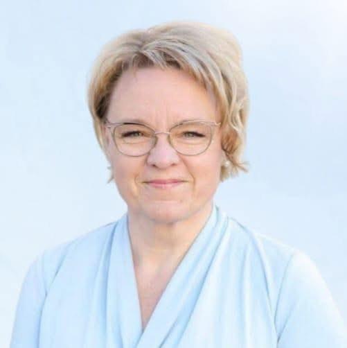 Johanna Perttilä, Dialogis Oy:stä asiantuntijana perheyrittäjyyden dynamiikka Suomen Yrittäjäopiston valmennuksessa.
