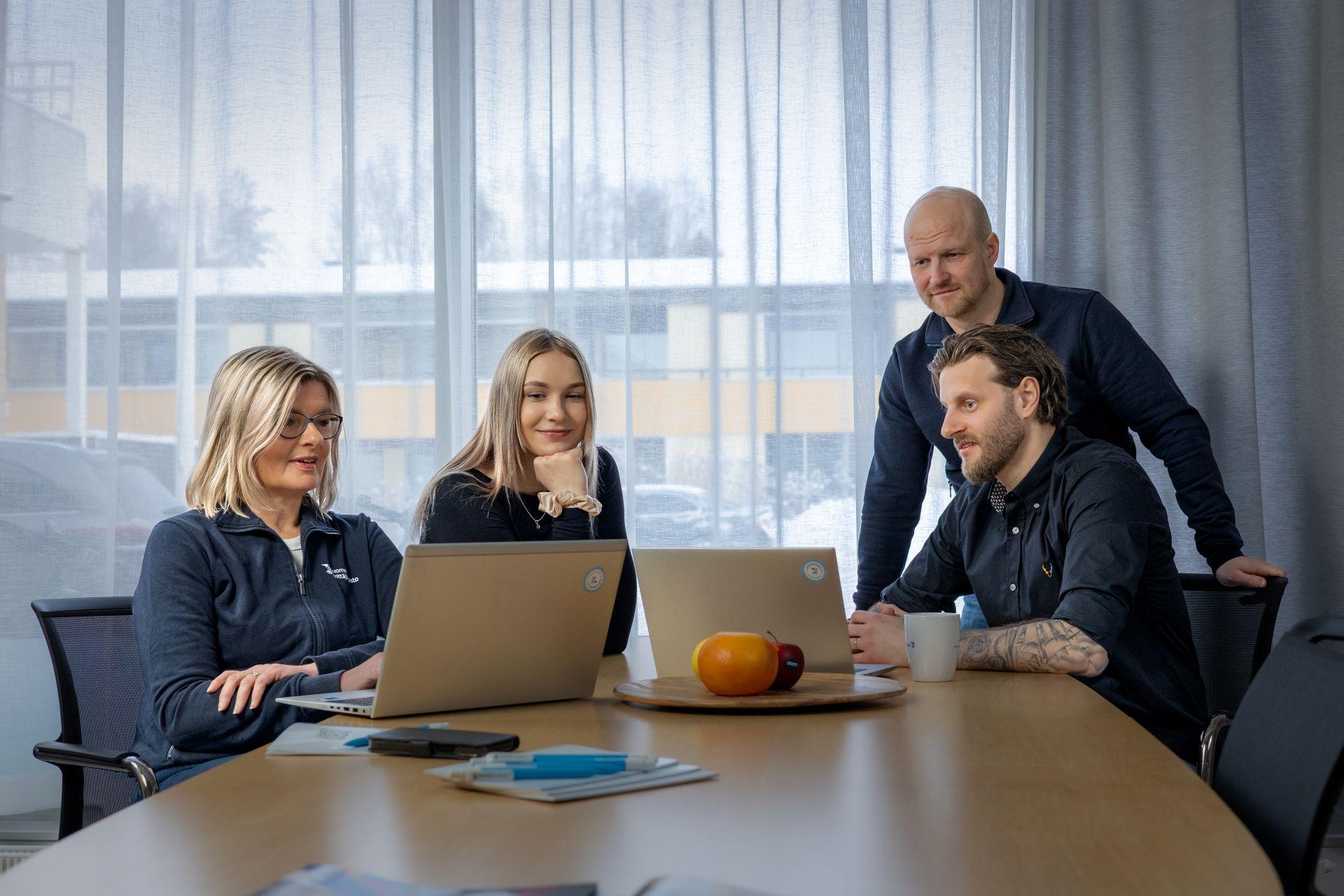 Opiskelijat ja kouluttaja käyvät läpi HR-assistentin koulutuksen sisältöä.