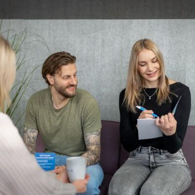 Opiskelijat keskustelevat HR assistentin koulutuksesta.