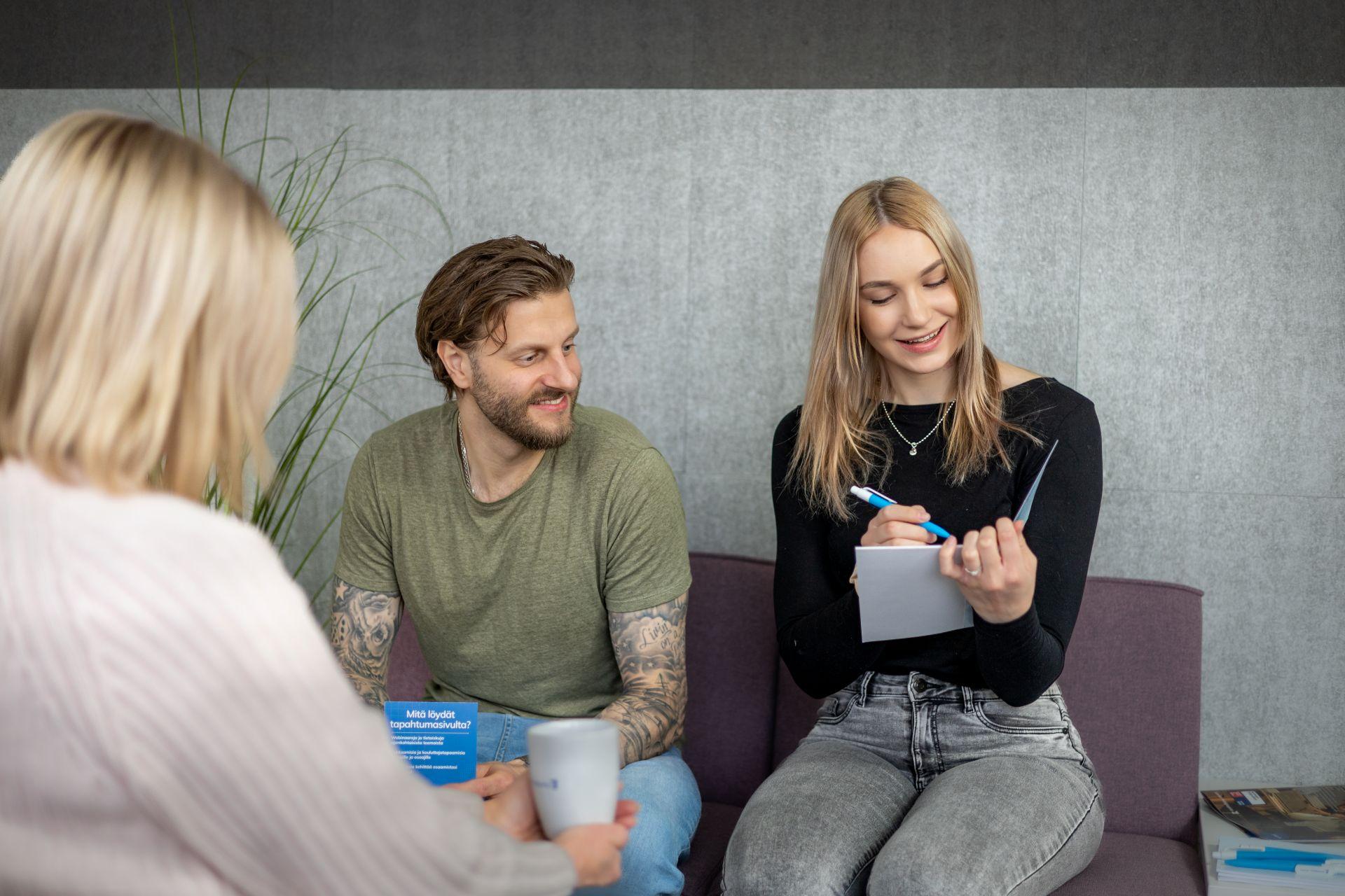 Opiskelijat keskustelevat HR assistentin koulutuksesta.