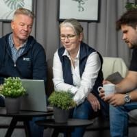 Maatalousyrittäjän taloustaidot -hanke. Kolme henkilöä keskustelee läppärin äärellä maataloudesa.