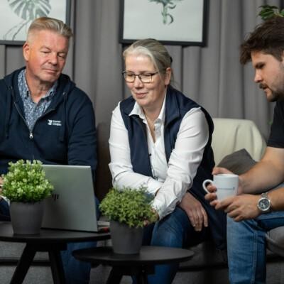 Maatalousyrittäjän taloustaidot -hanke. Kolme henkilöä keskustelee läppärin äärellä maataloudesa.