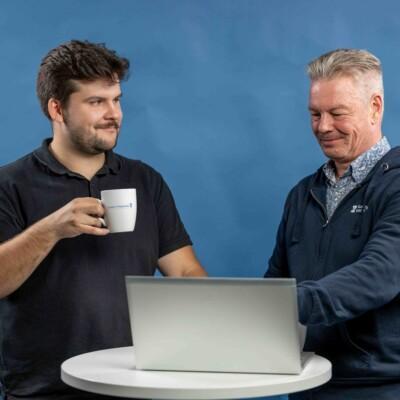 Maatilan metsäomaisuus tuottamaan hankkeen kouluttajat webinaarin äärellä.