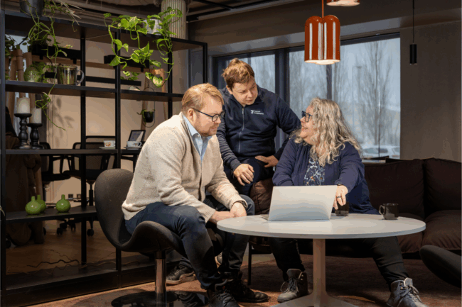 Maatilan asiantuntijoille suunnatun koulutuksen kouluttajat Suomen Yrittäjäopistolta.