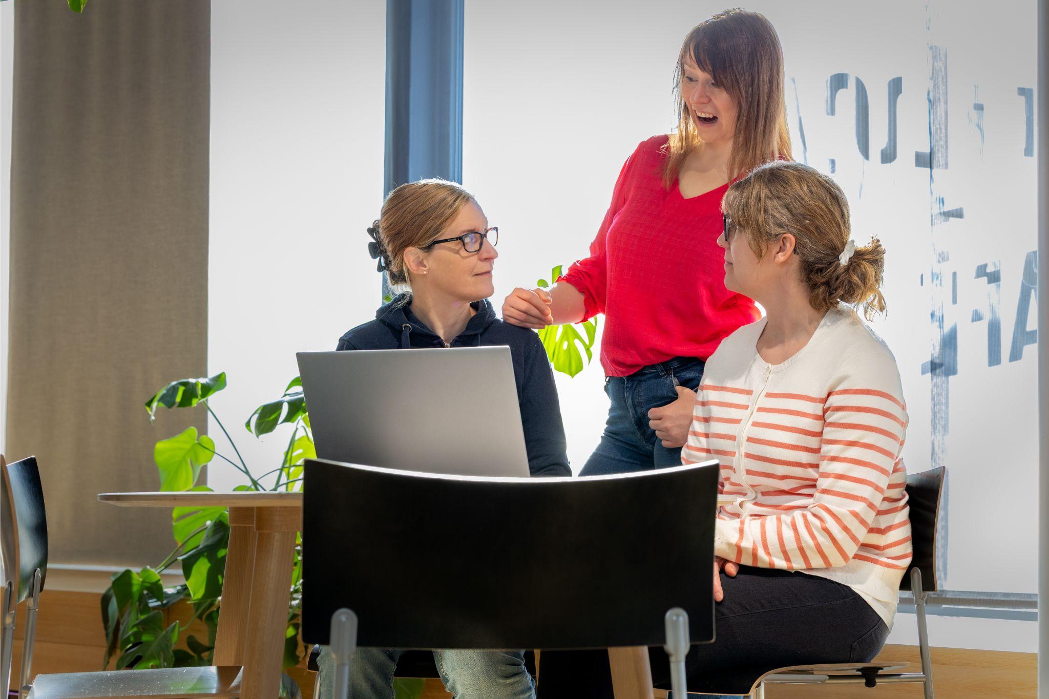 Kouluttajat Superhyvä johtamiskoulutus maatalousyrittäjille webinaarissa.