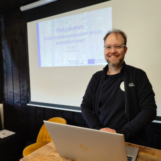 Anssi Rahikainen metsäkahvikiertueella Maatilan metsäomaisuus tuottamaan hankkeesta Suomen Yrittäjäopistolta.