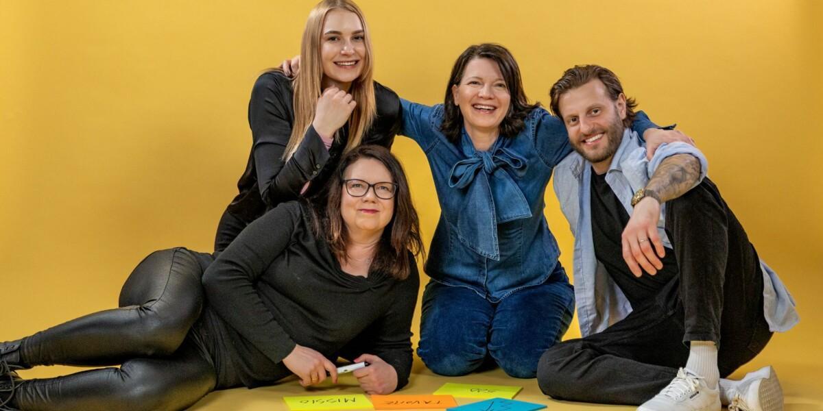 Opiskelijat keskustelevat kehittämishankkeista.