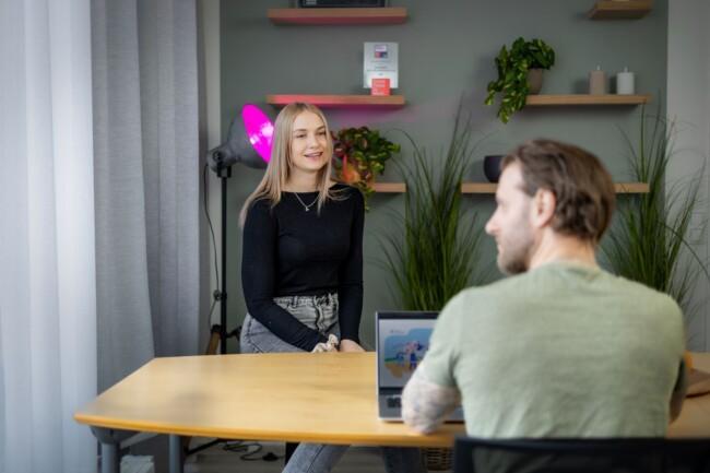 Opiskelijat tutustuvat Tietotekniikan kurssipaketit -koulutukseen.