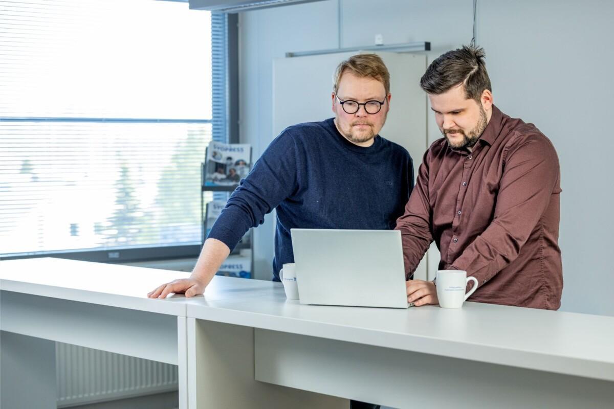 Hallitut investoinnit -koulutuksessa maatalousyrittäjät oppivat tekemään suunnitelmallisia ja harkittuihin päätöksiin perustuvia investointeja. Kouluttajat webinaarissa.