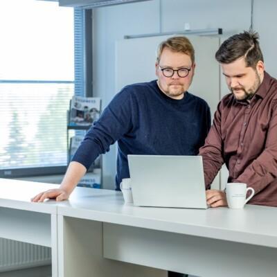Hallitut investoinnit koulutuksessa maatalousyrittäjät oppivat tekemään suunnitelmallisia ja harkittuihin päätöksiin perustuvia investointeja. Kouluttajat webinaarissa.