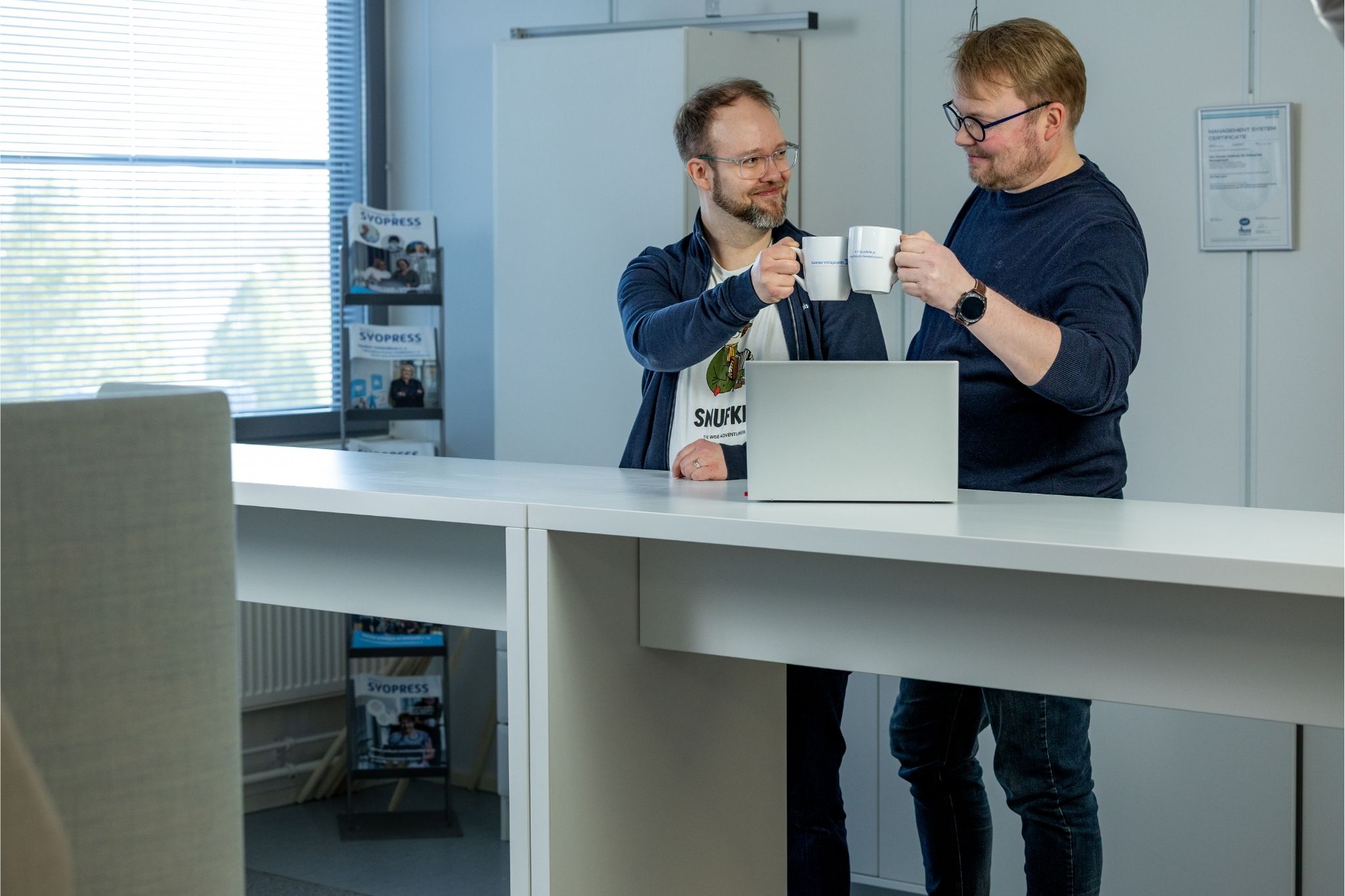Hallitut investoinnit koulutuksessa maatalousyrittäjät oppivat tekemään suunnitelmallisia ja harkittuihin päätöksiin perustuvia investointeja. Suomen Yrittäjäopiston kouluttajat webinaarissa kilistelevät kahvikuppeja onnistuneen webinaarin merkiksi.