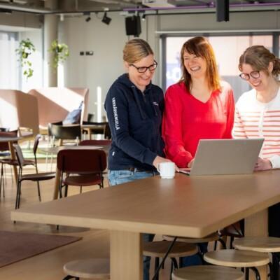 Suomen Yrittäjäopiston koulutuksen maatalousyrittäjästä esihenkilöksi kouluttajat webinaarin äärellä.